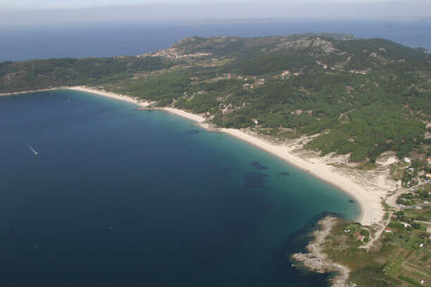 Playa de arena en las Rías Baixas con el mar en calma