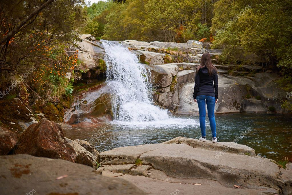 Pequeña cascada rodeada de vegetación en Galicia