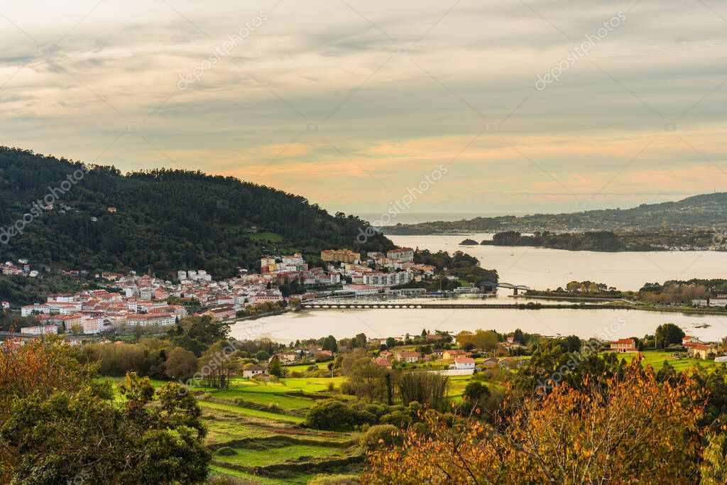 Vista desde un mirador natural al atardecer en las Rías Baixas